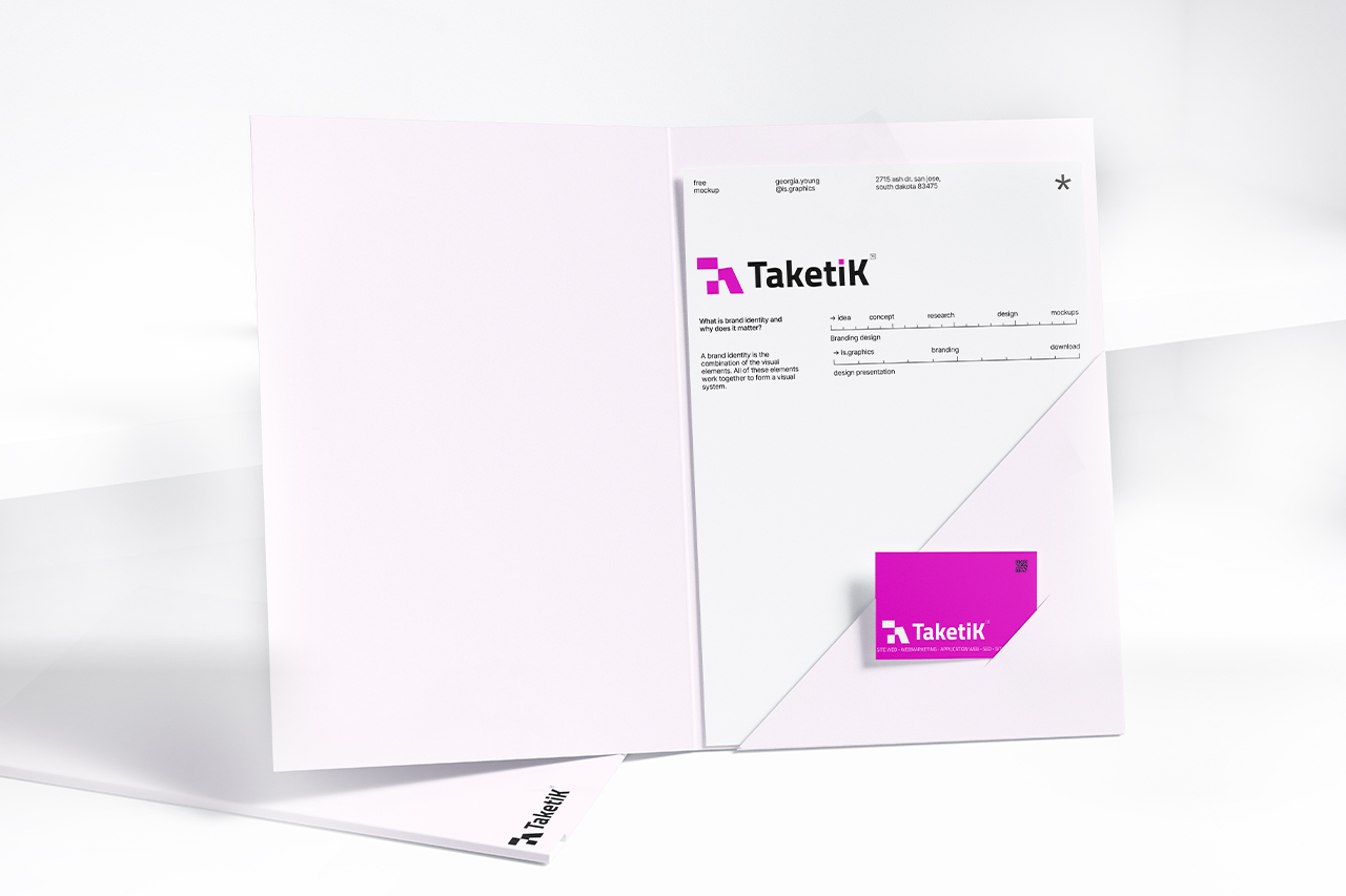 Mise en situation du logo Taketik sur une pochette et papier